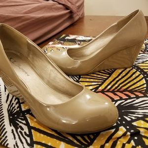 Nude patent leather style wedges